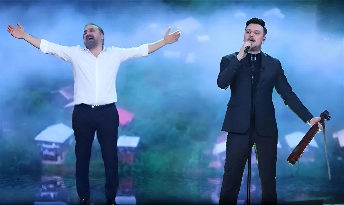 Mor çiçekli dal gibiydim, bahar varktinde kırıldım…
Işıklar içinde uyu abim,şövalyem,üstadım…