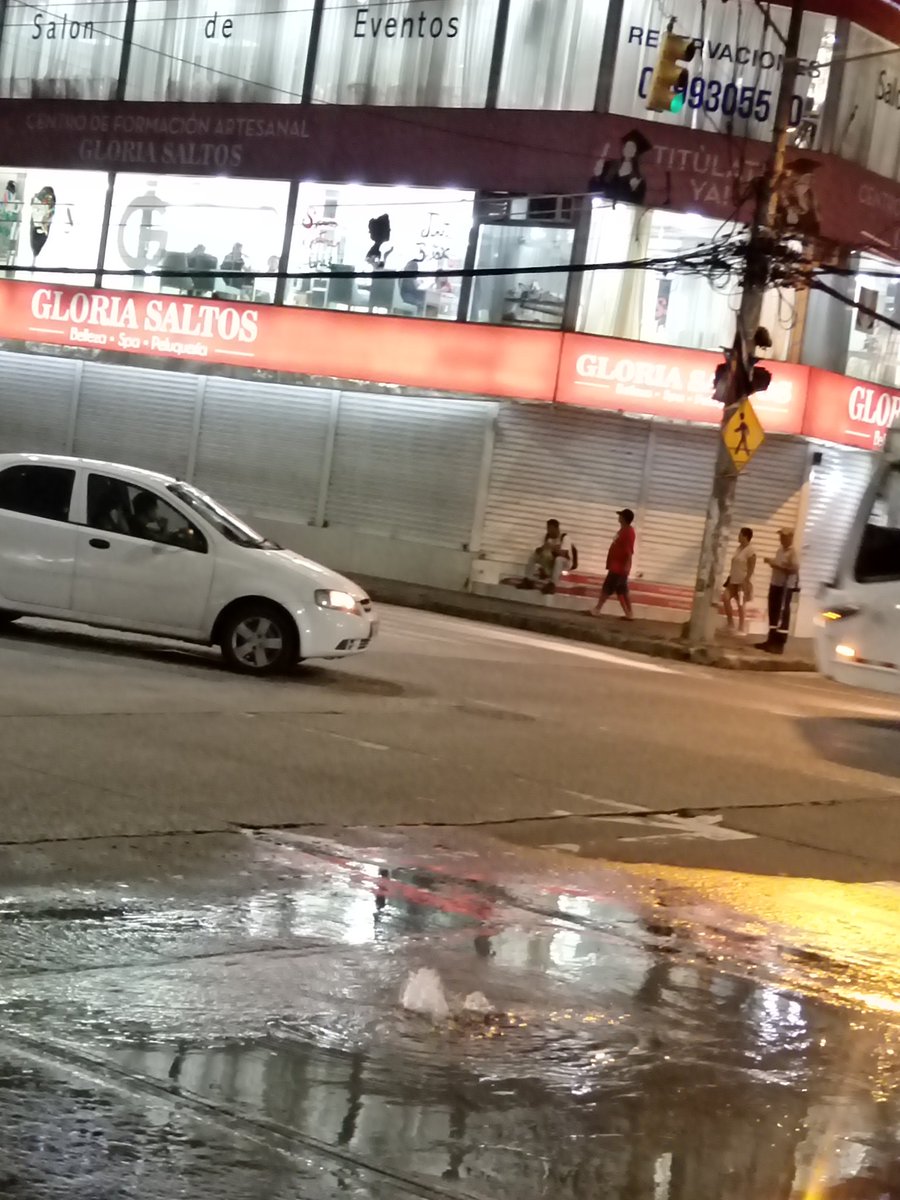 GKoello's tweet photo. Alcantarillas eliminando agua, son 3 , dos más por el banco del Austro de la alborada. @alcaldiagye @interagua @aquilesalvarez @EmergenciasEc @Cupsfire_gye https://t.co/g4bv7n8w5l