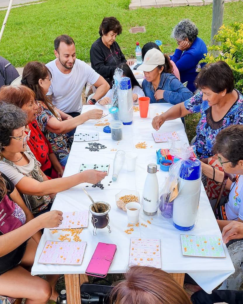 Compartiendo una divertida tarde con las vecinas del Barrio Castañares en este Mes de la Mujer. 

Siempre es un placer escuchar, conversar y seguir construyendo juntos. 

¡Gracias por invitarme Elena!