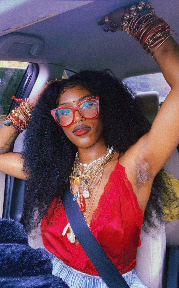 2Charmzz_____'s tweet image. The Lioness 🦁🥀🌹🌞