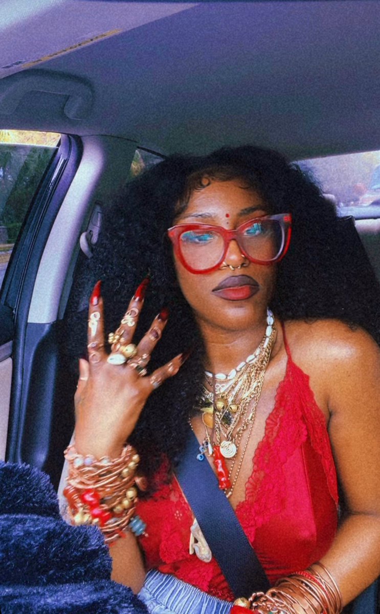 2Charmzz_____'s tweet image. The Lioness 🦁🥀🌹🌞