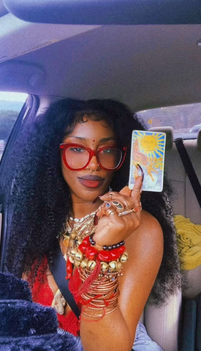 2Charmzz_____'s tweet image. The Lioness 🦁🥀🌹🌞