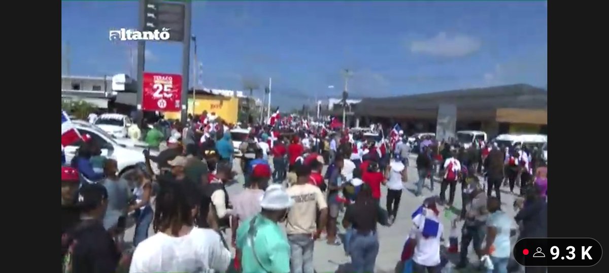 Angelo Vásquez, figura central de la #AntiguaOrdenDominicana, ha capturado sentimientos de patriotismo de manera espectacular. Nadie había levantado a su pueblo como hace él hoy. Presencia masiva de haitianos es insoportable. O paramos ya esto o un día amaneceremos sin PATRIA