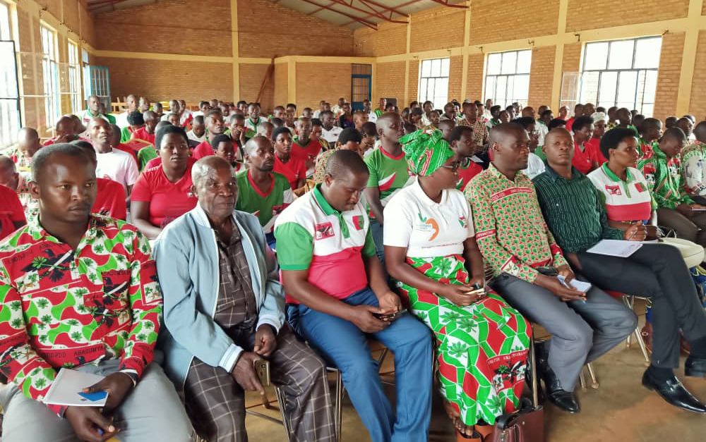 CNDDFDDSHOMBO1's tweet photo. #Gitega
Uburongozi bwa @CnddFdd komine #Shombo,kur'uyu wa 30/3/2025 bwarakoranije inama abizigiwe n'abagumyabanga (Abizigirwa) bo mu mazone ya komine #Gihogazi ya kera na zone #Masabo mu kurabira hamwe aho bagejeje ikivi mu kwitegurira amatora yimirije.
@DorianeMunezero https://t.co/p6JpnW1PL2