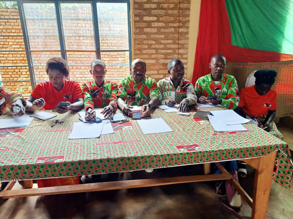 CNDDFDDSHOMBO1's tweet photo. #Gitega
Uburongozi bwa @CnddFdd komine #Shombo,kur'uyu wa 30/3/2025 bwarakoranije inama abizigiwe n'abagumyabanga (Abizigirwa) bo mu mazone ya komine #Gihogazi ya kera na zone #Masabo mu kurabira hamwe aho bagejeje ikivi mu kwitegurira amatora yimirije.
@DorianeMunezero https://t.co/p6JpnW1PL2