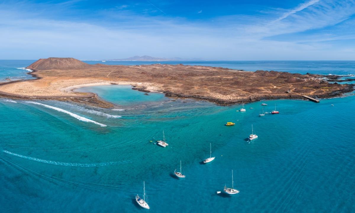 Las aguas más azules del mundo se encuentran en la isla española que solo tiene un habitante.

Isla de Lobos, Canarias.
 huffingtonpost.es/life/viajes/la…