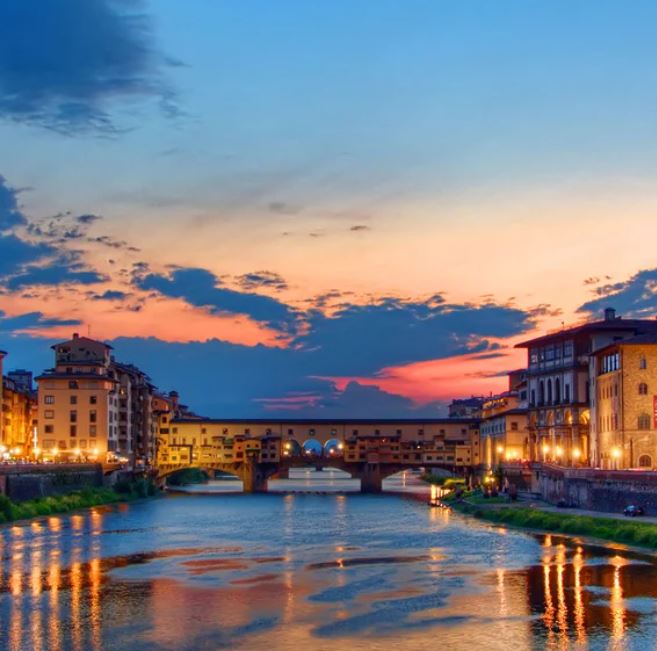 learnitalianpod's tweet photo. Magic over the Arno 🇮🇹 A scene straight out of a dream! ❤️🏰 #FlorenceMagic #PonteVecchio https://t.co/rSmIwXbmB7