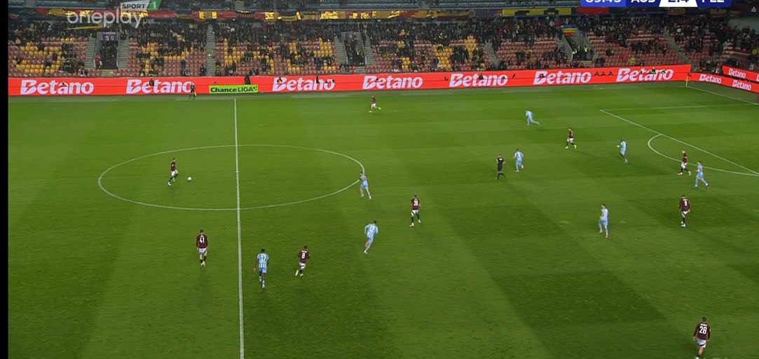 Dle mých informací se protilehlá hromadně zvedla a šla si stoupnout do fronty před O2 Arenu.