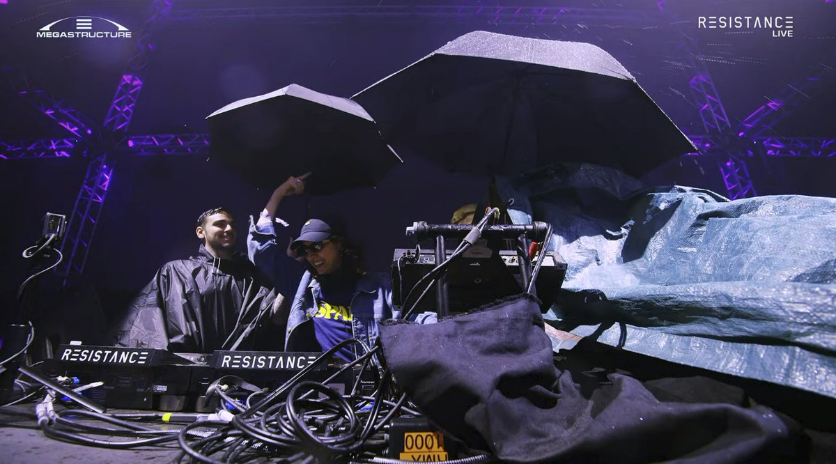 Trip_McN33ly's tweet photo. Bangin' techno set blaring through the Ultra Music Festival Megastructure, courtesy of Chloé Caillet! (and her umbrella holders) 🔥🔥 #Ultra25