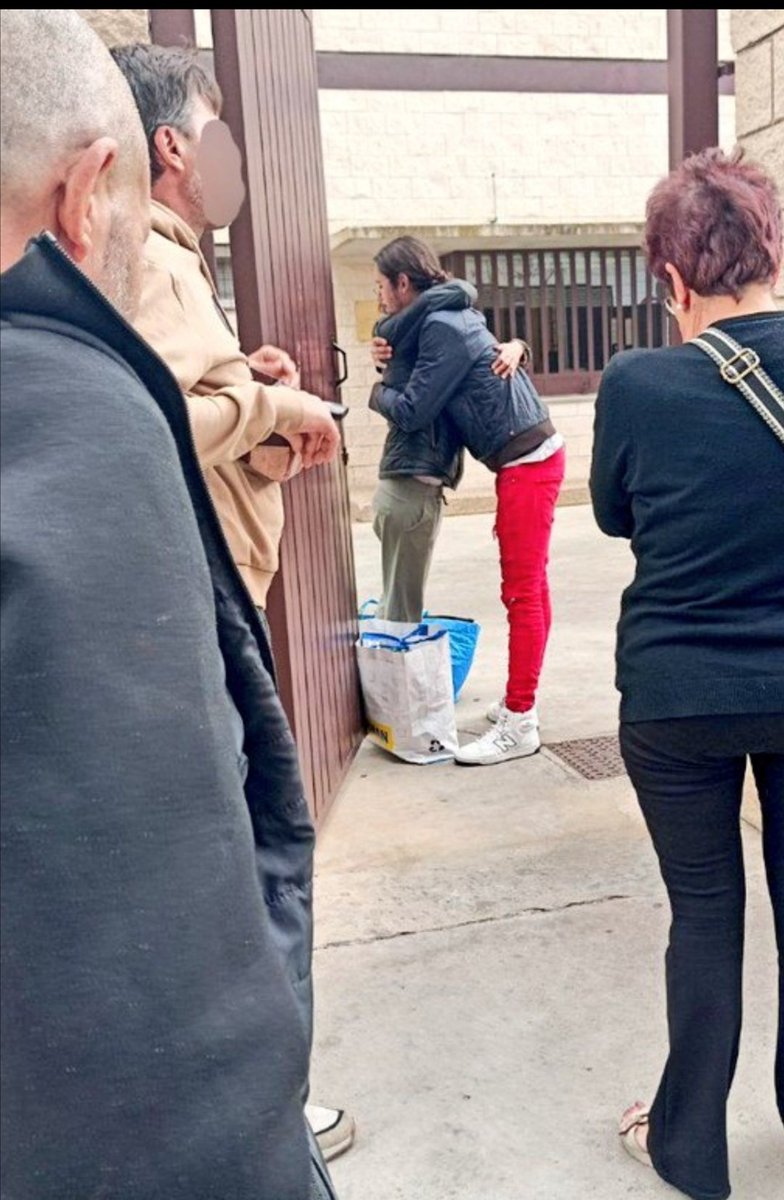 FonsiLoaiza's tweet image. Hoy, Javitxu, de los 6 de Zaragoza, pasa su cumpleaños en la cárcel. Está condenado por asistir a una manifestación antifascista. Fue detenido de forma aleatoria y sentenciado por un juez ultraderechista que dio como aprobatoria la palabra de la policía. La &quot;democracia&quot; en España