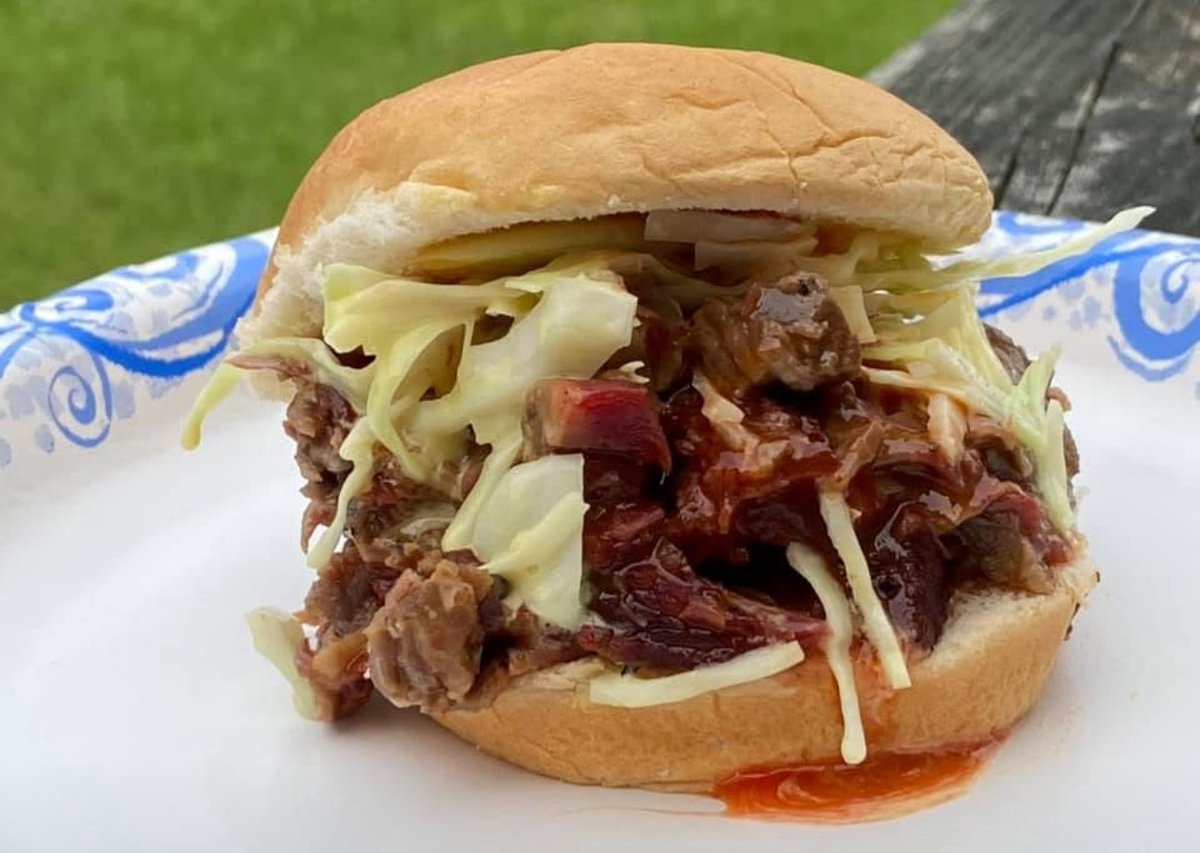 This is the traditional way Virginians eat #BBQ beef. Most often it is chuck or sirloin. Brisket is a relative newcomer in Virginia.

#realvabbq