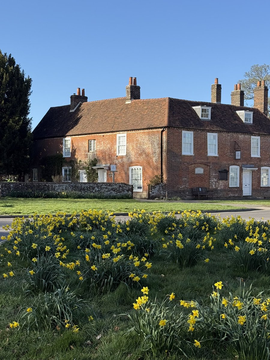 Today was the first Mother's Day after losing my beloved Mum. Three of my girls and my grandson came on a gorgeous trip to Chawton amongst the daffodils and primroses! 

Hugs to everyone on Mother's Day, especially those who are missing their loved ones xx 🙏🏽🤗💕 #mothersday2025