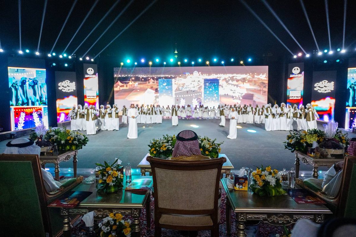 EmarahAlQassim's tweet photo. أكد سموه أهمية تعزيز الأجواء الاحتفالية التي تجمع الأهالي وتكرس قيم الفرح والتلاحم الاجتماعي..

سمو #أمير_منطقة_القصيم يشيد بالجهود التي تبذلها أمانة المنطقة وكافة الجهات التنظيمية لإنجاح حفل #عيد_الفطر المبارك. https://t.co/g9wakgDbJS