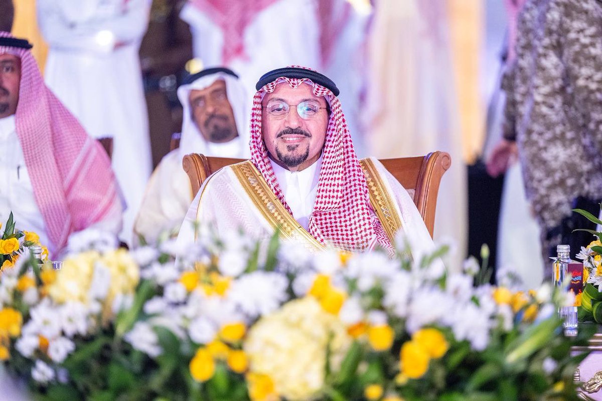 EmarahAlQassim's tweet photo. أكد سموه أهمية تعزيز الأجواء الاحتفالية التي تجمع الأهالي وتكرس قيم الفرح والتلاحم الاجتماعي..

سمو #أمير_منطقة_القصيم يشيد بالجهود التي تبذلها أمانة المنطقة وكافة الجهات التنظيمية لإنجاح حفل #عيد_الفطر المبارك. https://t.co/g9wakgDbJS