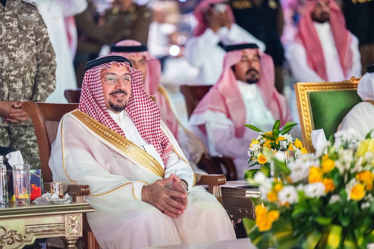 EmarahAlQassim's tweet photo. أكد سموه أهمية تعزيز الأجواء الاحتفالية التي تجمع الأهالي وتكرس قيم الفرح والتلاحم الاجتماعي..

سمو #أمير_منطقة_القصيم يشيد بالجهود التي تبذلها أمانة المنطقة وكافة الجهات التنظيمية لإنجاح حفل #عيد_الفطر المبارك. https://t.co/g9wakgDbJS