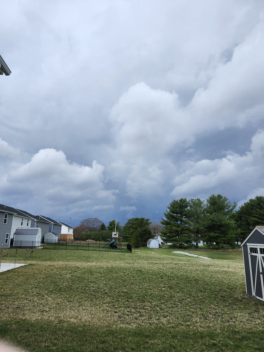 MasonAndMendy's tweet photo. @ryanhallyall storms roll into Lebanon, IN. https://t.co/RJ9IZrbh22