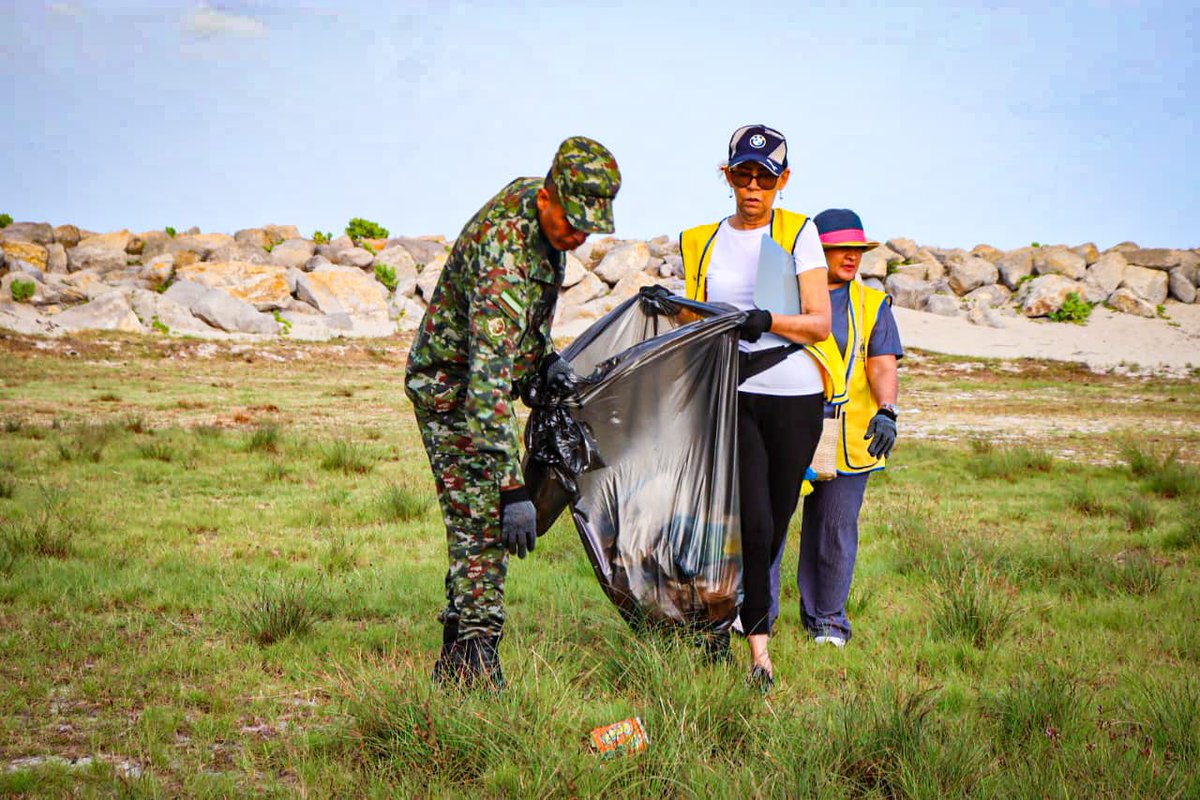 🌍♻️ En una gran jornada ambiental, el <a href="/COL_EJERCITO/">Ejército Nacional de Colombia</a> apoyó a la fundación <a href="/LaPapeleraTH/">Fundación La Papelera Tiene Hambre</a>, a <a href="/GrupoInteraseo/">Interaseo</a> y otras organizaciones ambientales, en la  recolección de más de 100 kilos de residuos en el Malecón del Mar, en Riohacha, #LaGuajira. Fomentamos hábitos responsables y