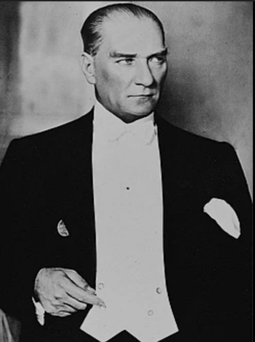 MertSK348's tweet photo. Bir insan düşünün 7 den 70'e herkes sevdalı.
#GönüldenLidere
#mustafakemalataturk https://t.co/HwrSQfVMlg