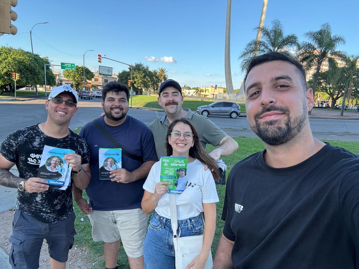 En el municipio C, Nuevo Centro Shopping!

Repartiendo folletos de la 1 de <a href="/MartinLemaUy/">Martin Lema</a> y de nuestro candidato Alcalde del C <a href="/rfae22/">Rafael Varela</a>.