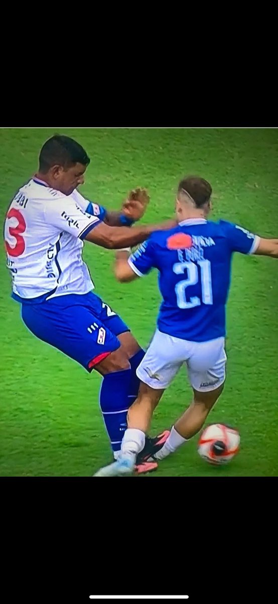 No soy de escribir mucho por este barrio para no molestar a los más jóvenes e hinchas fanáticos de los clubes. Hoy pasó algo delicado en   un partido, Polenta se equivocó mal con un rival y  pudo fracturarlo con piernas y tapones al frente🙆🏻‍♂️ RespetenCódigos ⚽️