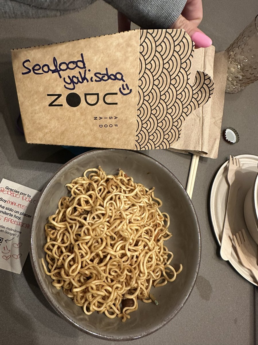 selenaniev's tweet photo. ¿Dónde están mis SeaFood Yakisoba? ¿14€ de plato vale esto? @udon__es https://t.co/hzoNJu8TT9