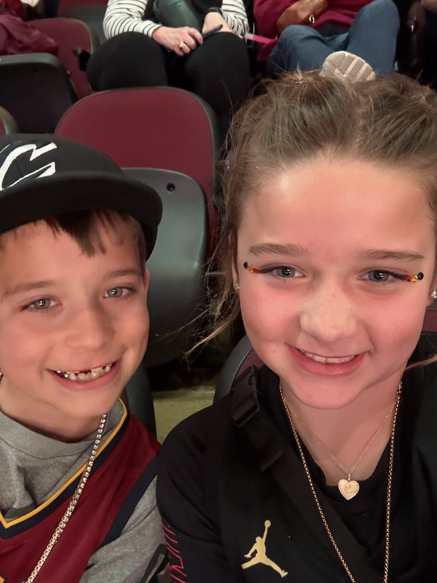 TaylorP98348309's tweet photo. Go cavs! #firstgameever
#letemknow https://t.co/3tvyUNF1kl