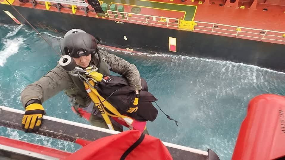 Tamazgha_'s tweet photo. ⭕️📷 | En Images : Opération de sauvetage d'un Marin de nationalité Turque aujourd’hui au large de Béjaïa. https://t.co/P5UtKbz7sW