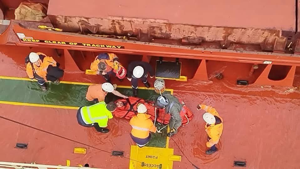 ⭕️📷 | En Images : Opération de sauvetage d'un Marin de nationalité Turque aujourd’hui au large de Béjaïa.