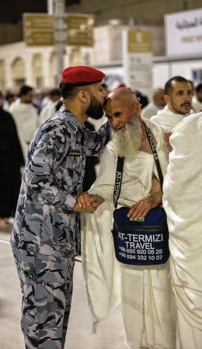 مشهد عفوي..

رجل أمن مع أحد ضيوف الرحمن.

-