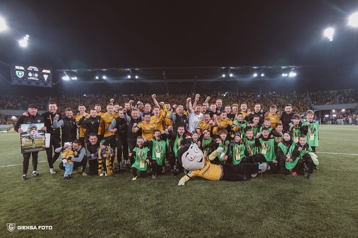 🏟️ Historyczny dzień dla GKS Katowice! Nowy stadion otwarty zwycięstwem 2:1 nad Górnikiem! ⚽🔥 Atmosfera na trybunach niesamowita – kibice pokazali, co znaczy prawdziwe wsparcie! 💛🖤 #GKSKatowice #NowyStadion #Katowice