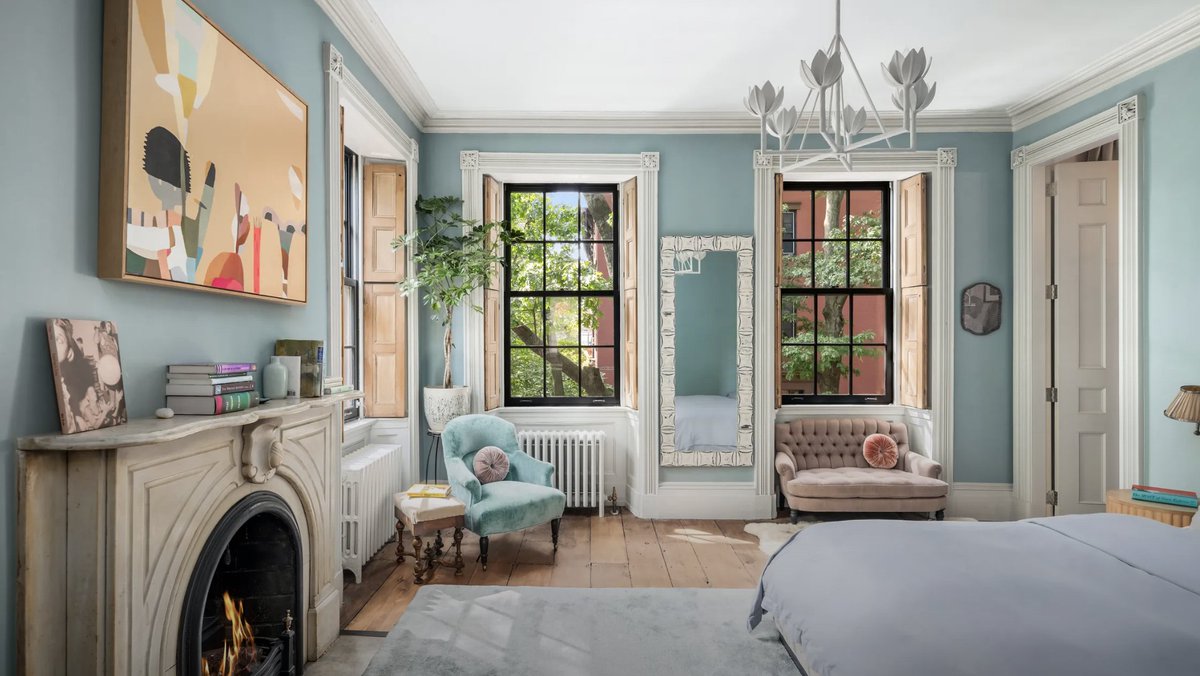 corcorangroup's tweet image. Featured in #ArchitecturalDigest! 🔥 #AmySchumer is selling her iconic #Brooklyn #townhouse, which served as #Cher&apos;s family home in #Moonstruck, for $14 million! 🤩 This stunning 5-bedroom home in #BrooklynHeights is listed with #Corcoran. ✨ Read more: architecturaldigest.com/story/amy-schu… 👈