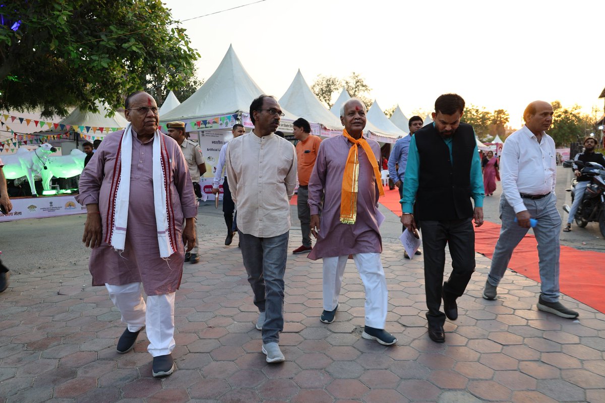 NDFDC (@ndfdcindia) on Twitter photo उदयपुर में आयोजित दिव्य कला मेला के समापन समारोह में माननीय सांसद डा. मन्ना लाल रावत, माननीय विधायक श्री ताराचंद जैन एवं संयुक्त निदेशक एवं महाप्रबंधक, राजस्थान सरकार श्री एस.आर. चावला और NDFDC के CMD श्री नवीन शाह उपस्थित रहे हैं। #udaipur #Rajasthan <a href="/MSJEGOI/">Ministry of Social Justice & Empowerment, GOI</a> <a href="/ndfdcindia/">NDFDC</a> उदयपुर में आयोजित दिव्य कला मेला के समापन समारोह में माननीय सांसद डा. मन्ना लाल रावत, माननीय विधायक श्री ताराचंद जैन एवं संयुक्त निदेशक एवं महाप्रबंधक, राजस्थान सरकार श्री एस.आर. चावला और NDFDC के CMD श्री नवीन शाह उपस्थित रहे हैं। #udaipur #Rajasthan <a href="/MSJEGOI/">Ministry of Social Justice & Empowerment, GOI</a> <a href="/ndfdcindia/">NDFDC</a>