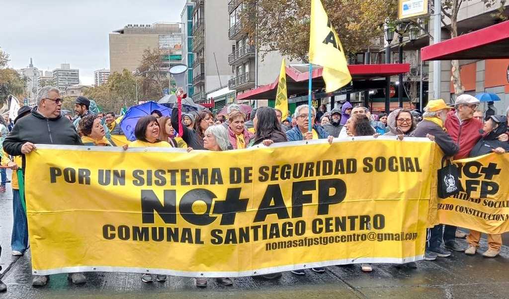 Prensa Latina <a href="/PrensaLatina_cu/">Prensa Latina</a>  
Miles de personas marcharon hoy en la capital de #Chile🇨🇱 para rechazar a las Administradoras de Fondos de Pensiones, que manejan los ahorros de los trabajadores para obtener grandes ganancias y pagan pobres retiros.
🔗prensa-latina.cu/.../marchan-en…