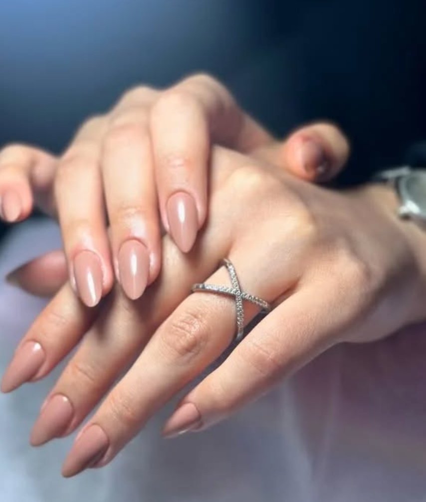 يعني معقوله إلي تكون اضافره طويلات تكون انيقه وحلوه..؟ 
وين الأناقة بالموضوع هو فد شي لعبان نفس يعني حتى متكدرين تدخلين للمطبخ تشتغلين أو اطبخين أو تاكلين من صدك مقرف جدا. 
حسب نضريتي اني ..!