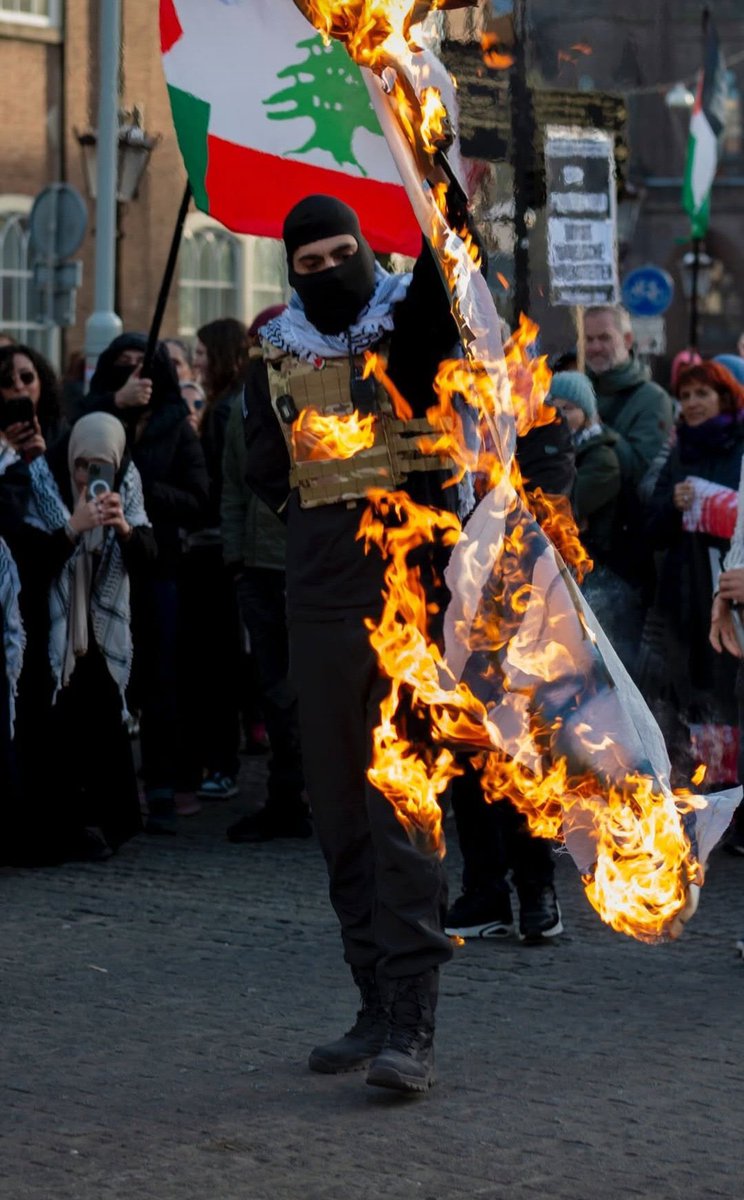 SherminAmiri's tweet image. Het verbranden van de Israëlische vlag op Nederlandse bodem is geen onschuldige daad van protest. Het is een import van een politiek ritueel dat ik uit Iran maar al te goed ken: georganiseerde haat, vermomd als volkswoede.

In Iran werden deze symbolische verbrandingen jarenlang…