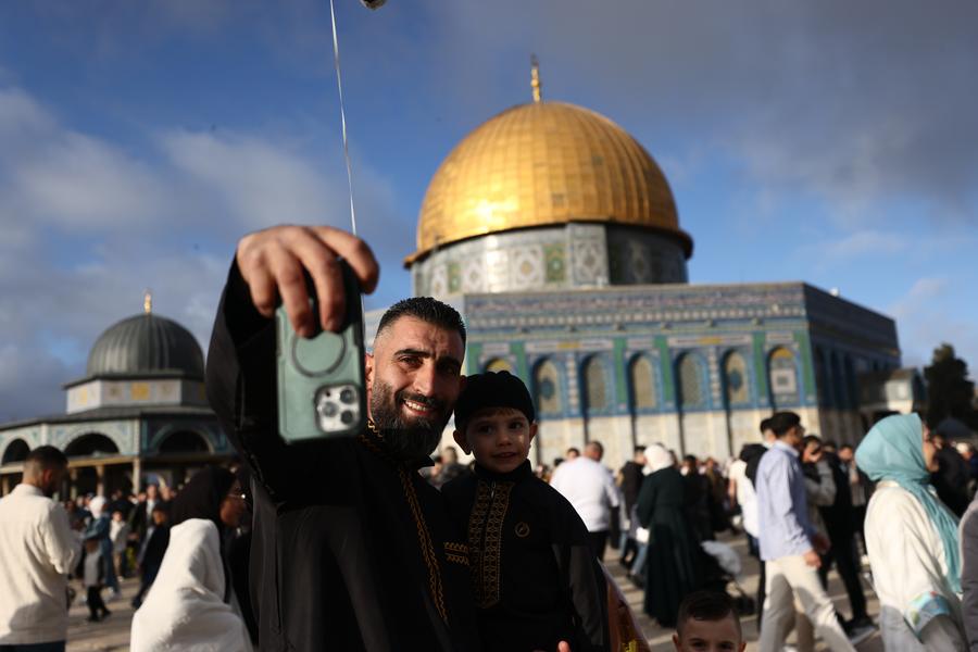 XHArabic's tweet photo. فلسطينيون يحضرون احتفالات عطلة عيد الفطر في مجمع المسجد الأقصى بمدينة القدس القديمة، يوم 30 مارس 2025. https://t.co/leuChS1vKQ