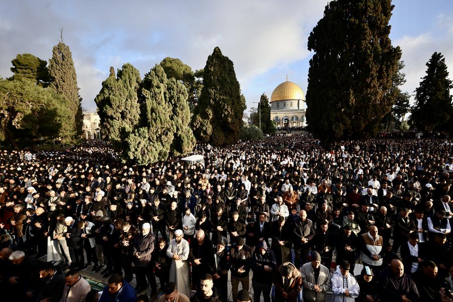 فلسطينيون يحضرون احتفالات عطلة عيد الفطر في مجمع المسجد الأقصى بمدينة القدس القديمة، يوم 30 مارس 2025.