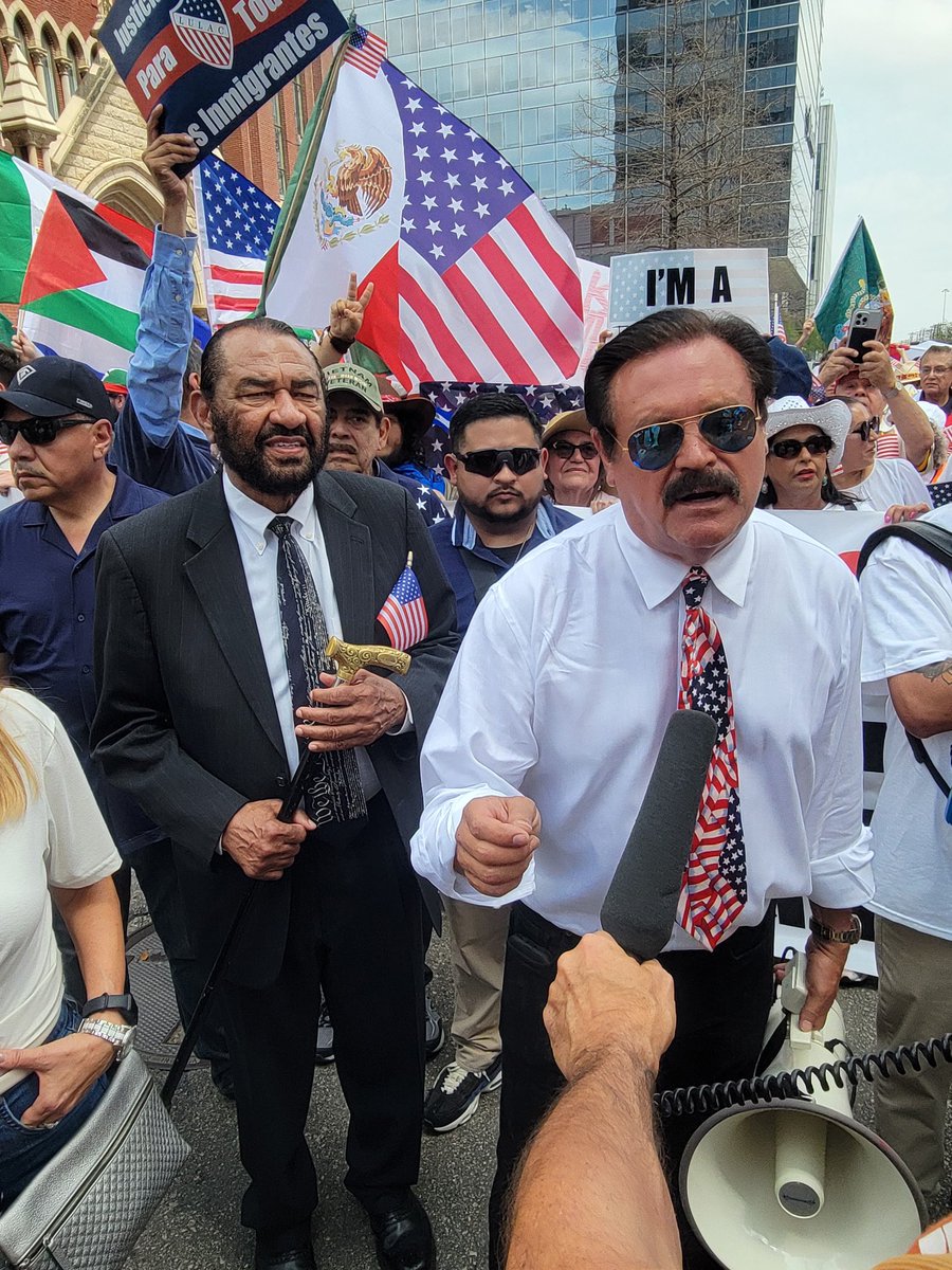 RepAlGreenTX's tweet image. Today, I marched in the Mega Marcha for Bipartisan Immigration Reform in Dallas. A broken system hurts immigrants, weakens our democracy, and goes against American values. We must protect the rights of all and uphold our Constitution! #MegaMarcha2025
#ImmigrationReform #LULAC