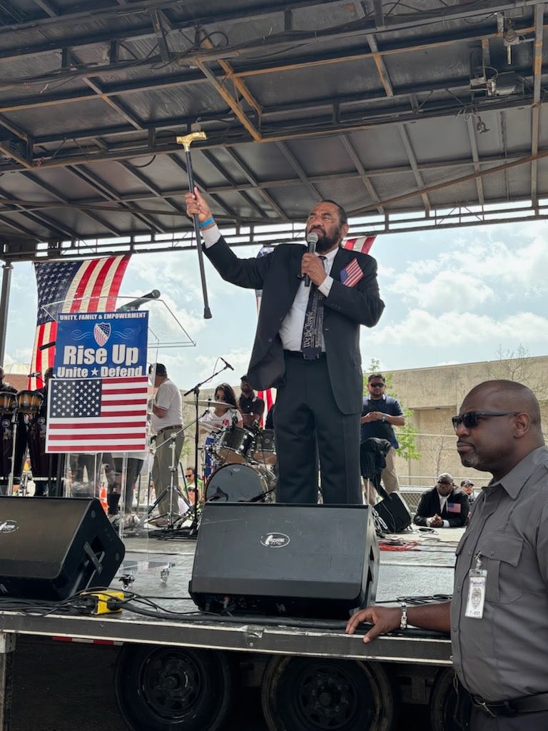RepAlGreenTX's tweet image. Today, I marched in the Mega Marcha for Bipartisan Immigration Reform in Dallas. A broken system hurts immigrants, weakens our democracy, and goes against American values. We must protect the rights of all and uphold our Constitution! #MegaMarcha2025
#ImmigrationReform #LULAC