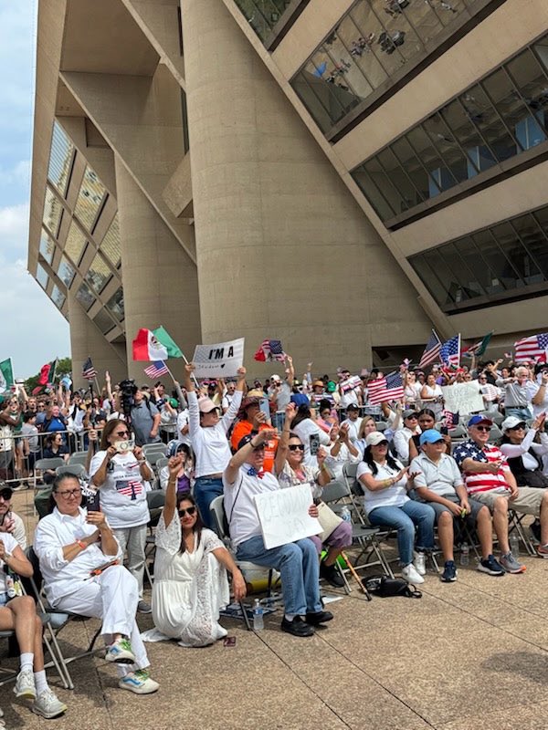 RepAlGreenTX's tweet image. Today, I marched in the Mega Marcha for Bipartisan Immigration Reform in Dallas. A broken system hurts immigrants, weakens our democracy, and goes against American values. We must protect the rights of all and uphold our Constitution! #MegaMarcha2025
#ImmigrationReform #LULAC