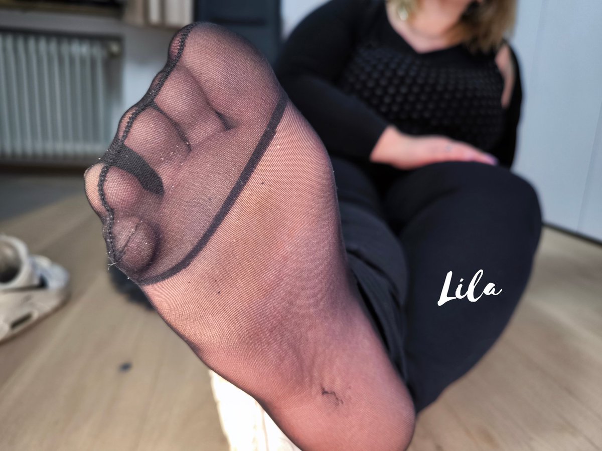 Nylonsöckchen bringen die Füsse richtig zum schwitzen und dich Zahlgeil. 😈💵🧎🏼‍♂️

#nylonlove #nylon #nylontoes #nylonaddict #feetposes #feetfetish #footlovers #nylonlover #feet #feetlovers #footlovers #feetlover #fetish #fussfetisch #göttin #loser #goddess #zahlschwein