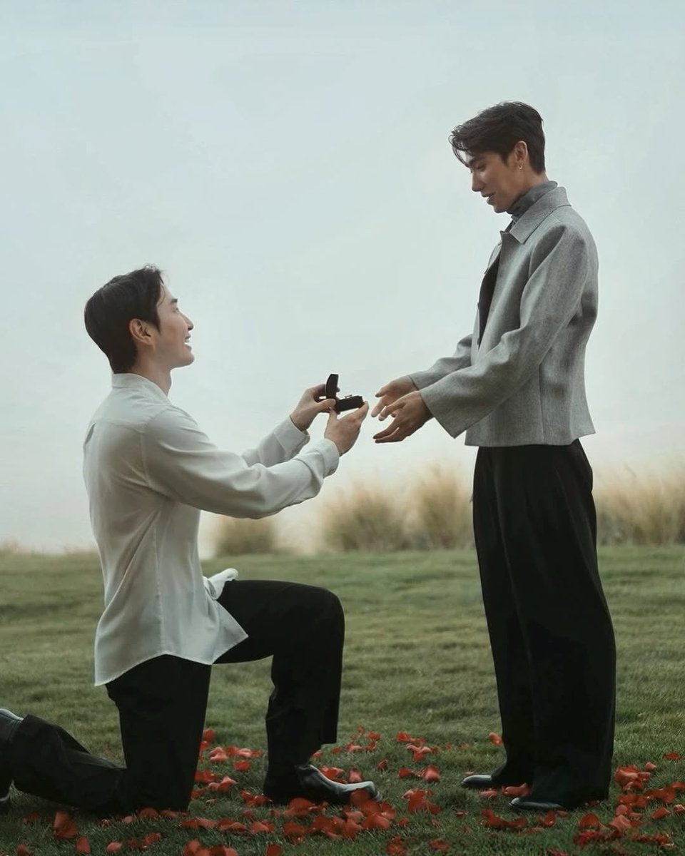 PopCrave's tweet photo. Plastique Tiara announces they are engaged. 💍 https://t.co/yTWFihrXtw