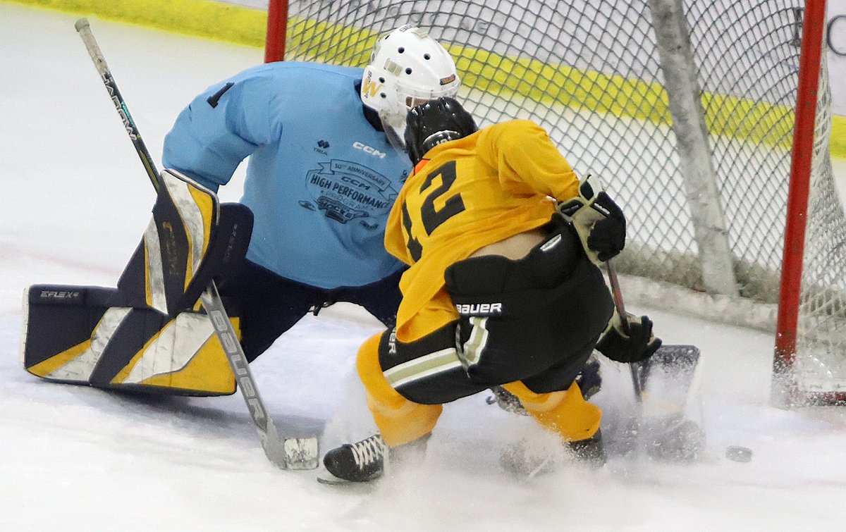B17: Section 7 Gold skates to championship with 7-3 win over Section 6 Sky Blue. Nathan Garski (Grand Rapids) with 2 goals and 4 points, Ryder Siedow (Forest Lake) adds 3 points for 7s. Cruitt (Andover) and Francisco (Hermantown) combine for 24 svs.
minnesotahockey.org/news_article/s… #CCMHP