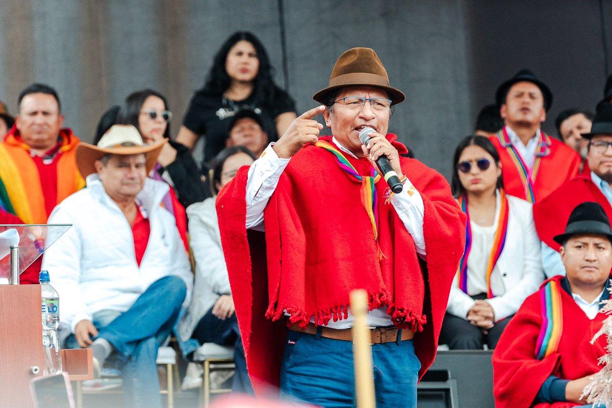 LuisaGonzalezEc's tweet photo. Hoy, en Tixán, la historia cambia de rumbo.

Sellamos una alianza histórica entre los pueblos del Ecuador.
Una alianza que nace desde los territorios, una unidad POR LA VIDA.

Hoy le decimos al país entero:
Luchar por Ecuador es un acto de amor.
Amar a Ecuador es cuidar a sus pueblos, respetar sus culturas, sanar sus heridas, proteger a sus hijos. Amar a Ecuador es elegir la vida por encima del odio.

Este día quedará grabado en nuestras memorias como el día en que la libertad y la esperanza regresaron al pueblo ecuatoriano.

#LuisaPorLaVida
#LuisaPresidenta🇪🇨