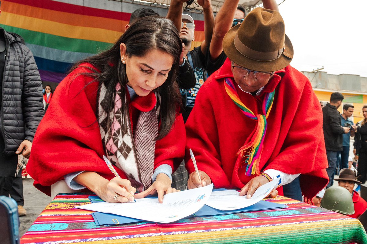 LuisaGonzalezEc's tweet photo. Hoy, en Tixán, la historia cambia de rumbo.

Sellamos una alianza histórica entre los pueblos del Ecuador.
Una alianza que nace desde los territorios, una unidad POR LA VIDA.

Hoy le decimos al país entero:
Luchar por Ecuador es un acto de amor.
Amar a Ecuador es cuidar a sus pueblos, respetar sus culturas, sanar sus heridas, proteger a sus hijos. Amar a Ecuador es elegir la vida por encima del odio.

Este día quedará grabado en nuestras memorias como el día en que la libertad y la esperanza regresaron al pueblo ecuatoriano.

#LuisaPorLaVida
#LuisaPresidenta🇪🇨