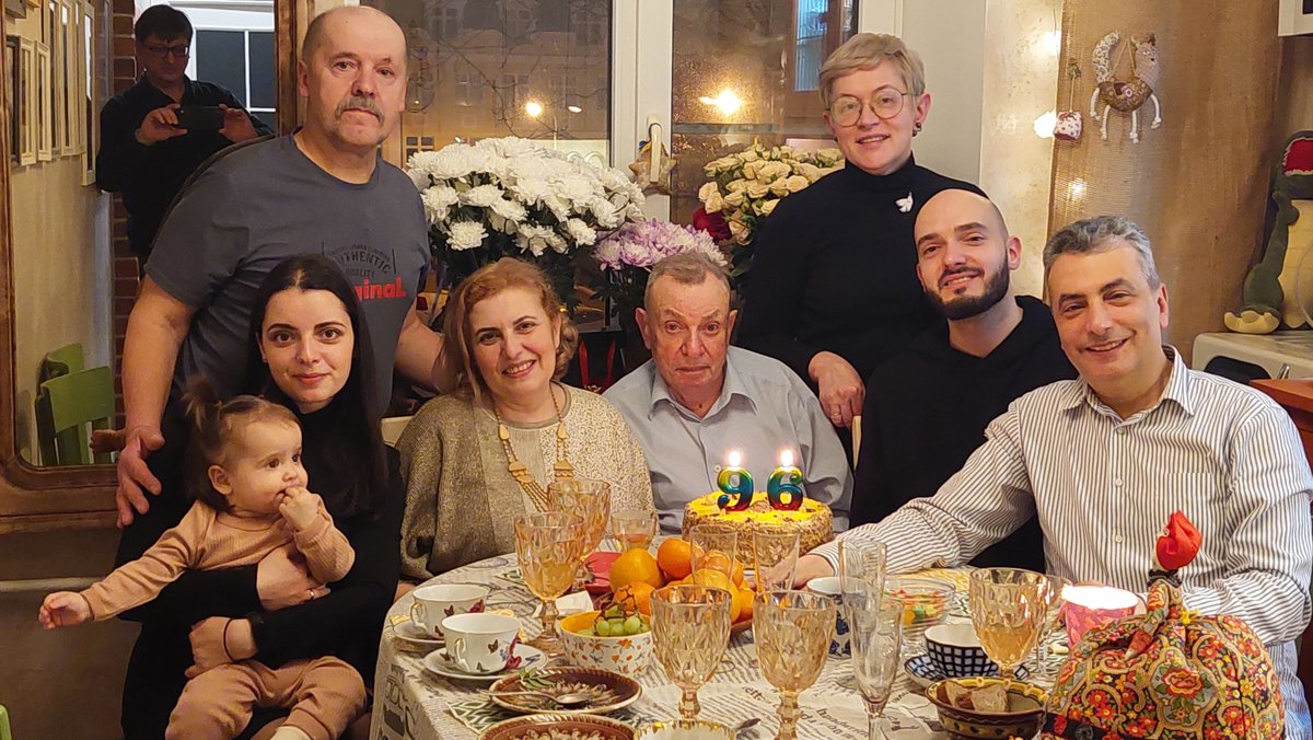 Папе – девяносто шесть! Мы прожили в любви, заботе и тревоге не самый простой год нашей жизни. Большое спасибо всем, кто с любовью и заботой прошёл этот год рядом с нами и вместе с нами. Сердечная благодарность всем, кто пришёл к нам сегодня в гости, позвонил, написал, передал