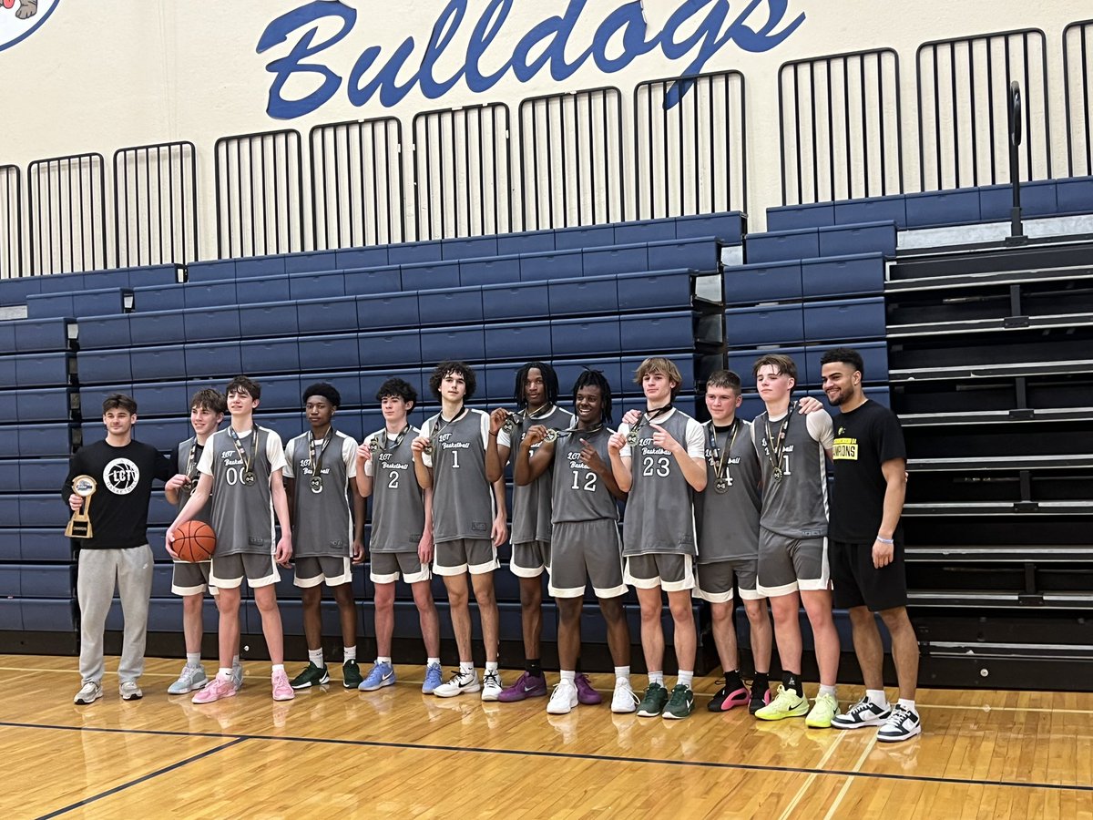 Congrats to <a href="/lukechicone/">luke chicone</a> and <a href="/ChaseToppin/">Chase Toppin</a> with their @lcttraining_ first ship at the Make It Rain.