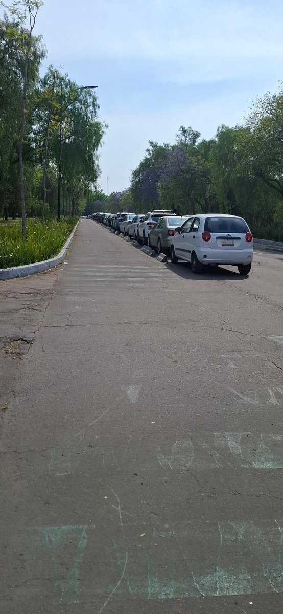 PCHGSMCL's tweet photo. @ChapultepecCDMX @C5_CDMX 

Hay franeleros en la segunda sección están ocupando un carril del circuito y hacen tráfico horrible , además de que se ve mal que todos los fines de semana sea lo mismo y los franeleros abusen y se pongan prepotentes si la gente no les da dinero. https://t.co/XbABFA63VU
