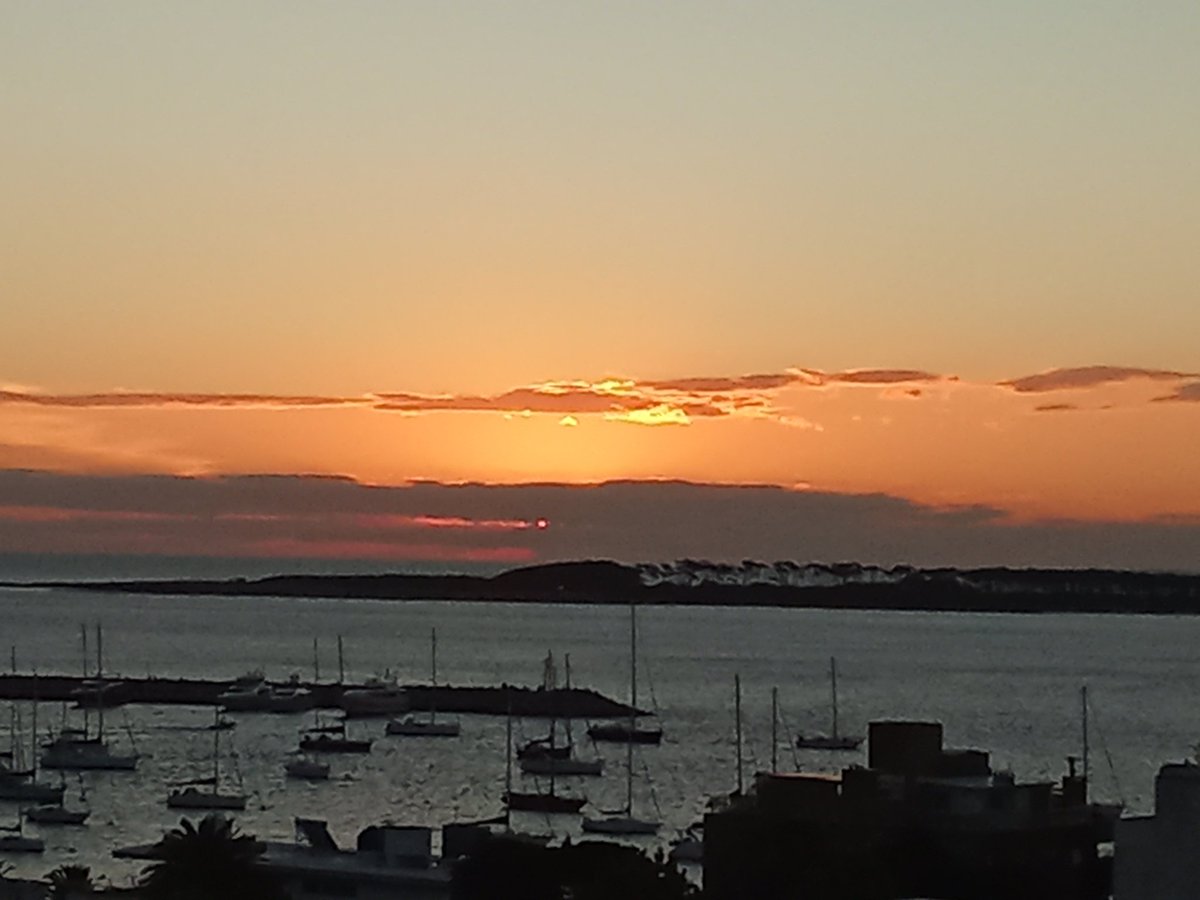 FitoSayago's tweet image. Las 煤ltimas luces del d铆a. ,#puntadeleste #puertodepuntadeleste #islagorriti #atardecer