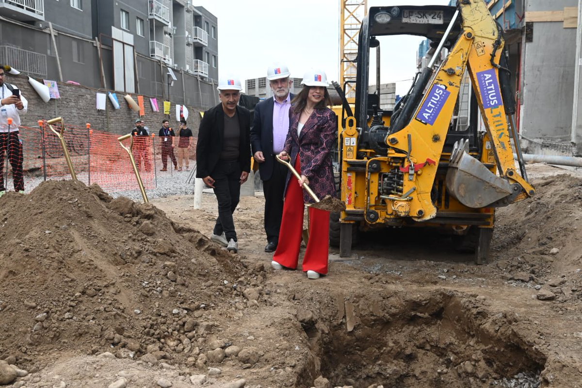¡Sus futuras vivienda cerca de todo! 🏘

Junto al ministro Carlos Montes instalamos la Primera Piedra para 47 nuevos hogares en #Quilicura 🤝

El terreno tiene una ubicación privilegiada: los centros de salud, seguridad y comercio estarán cerca de los nuevos departamentos 🛒 🏥
